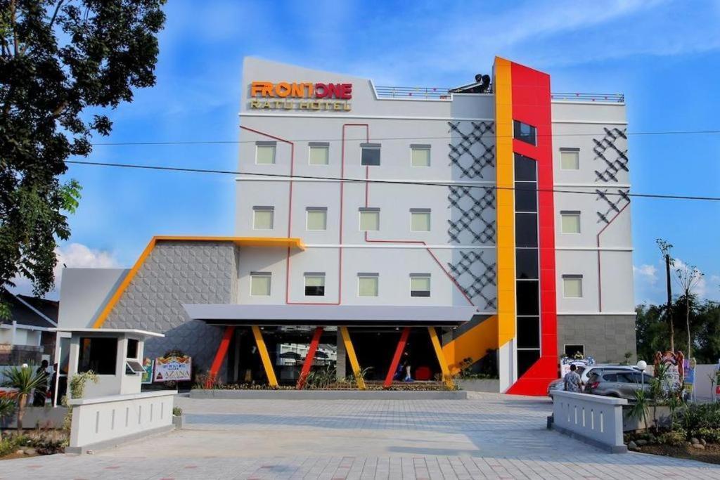 Front One Hotel Nganjuk Экстерьер фото